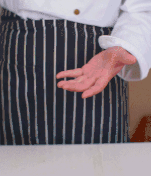 小葱切碎，淡火腿切碎。