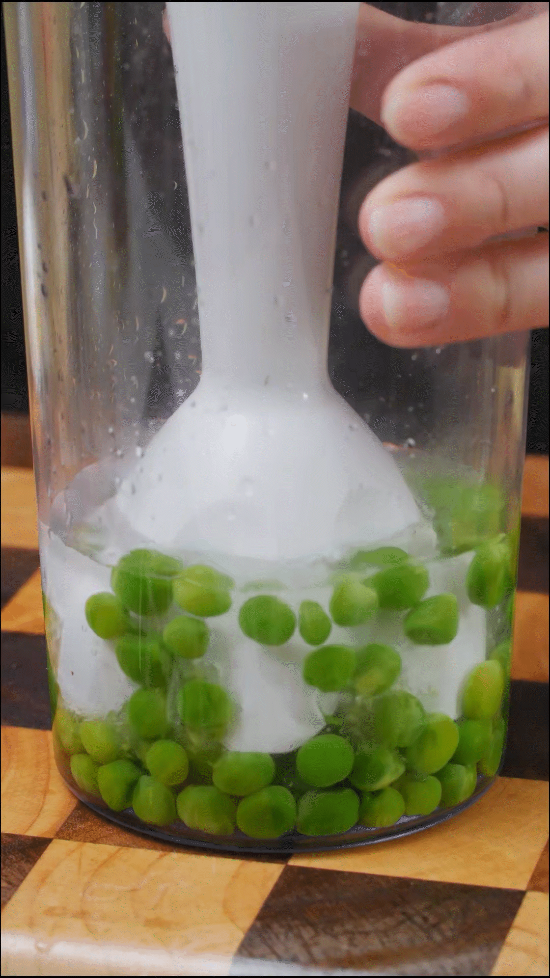 断生的豌豆加水和大蒜，放入料理机打成糊状
