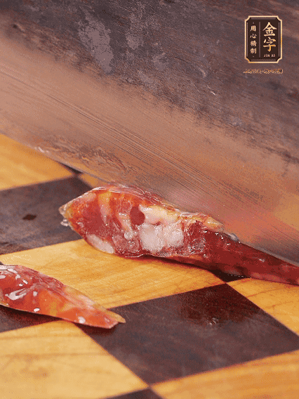 金字金华香肠切片，调制煲仔饭料汁：生抽2勺+蚝油1勺+1勺芝麻油+半勺糖