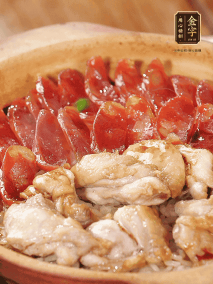 盖盖小火焖，沿锅边淋一圈油，转动砂锅焖4分钟