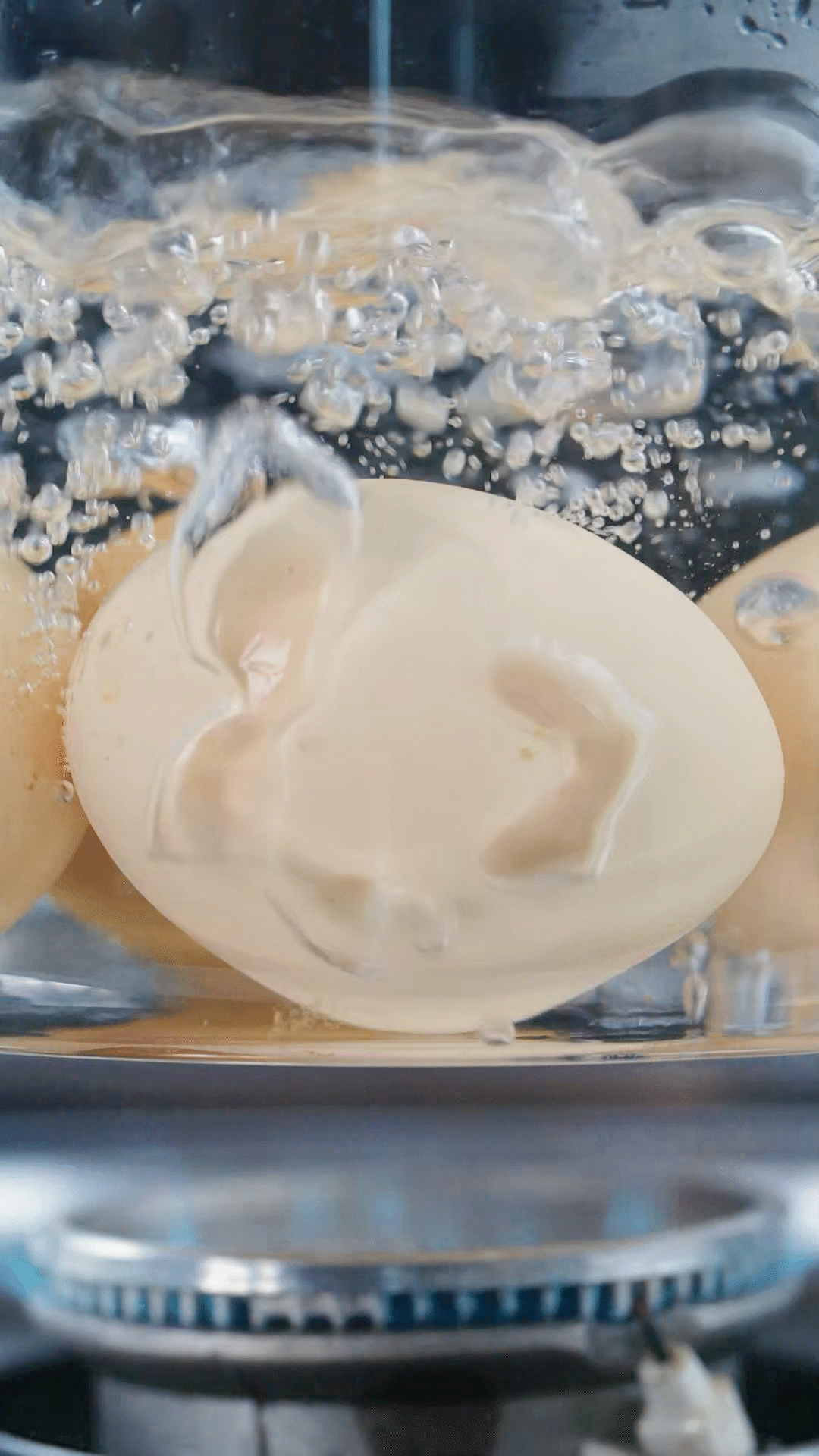 水开后放入可生食鸡蛋煮6分钟