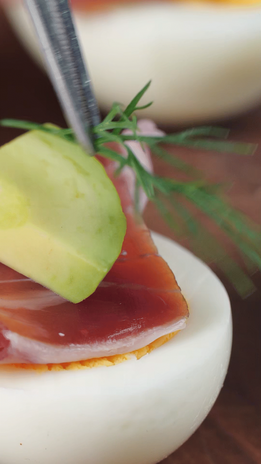 鸡蛋打底放上：巴玛火腿-鳄梨-莳萝-珍珠醋