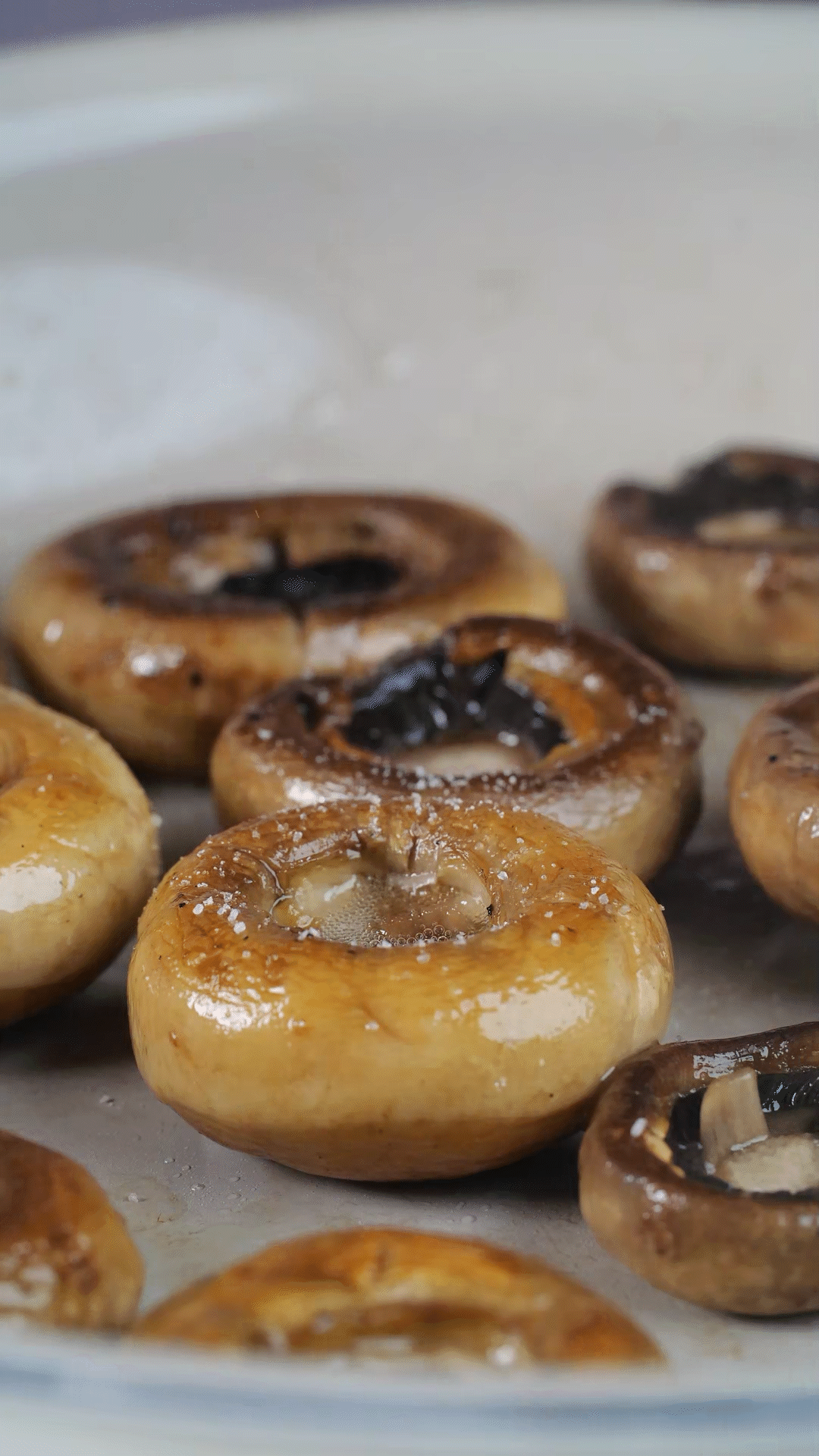 锅内放橄榄油，将口蘑煎至两面微微焦黄，用黑胡椒海盐调味