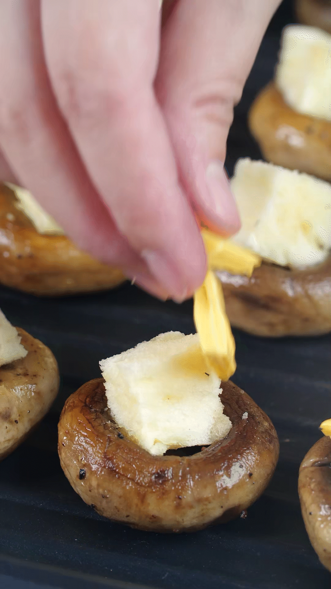 面包切小粒，放入口蘑凹处，盖上芝士，烤箱180度烤10分钟