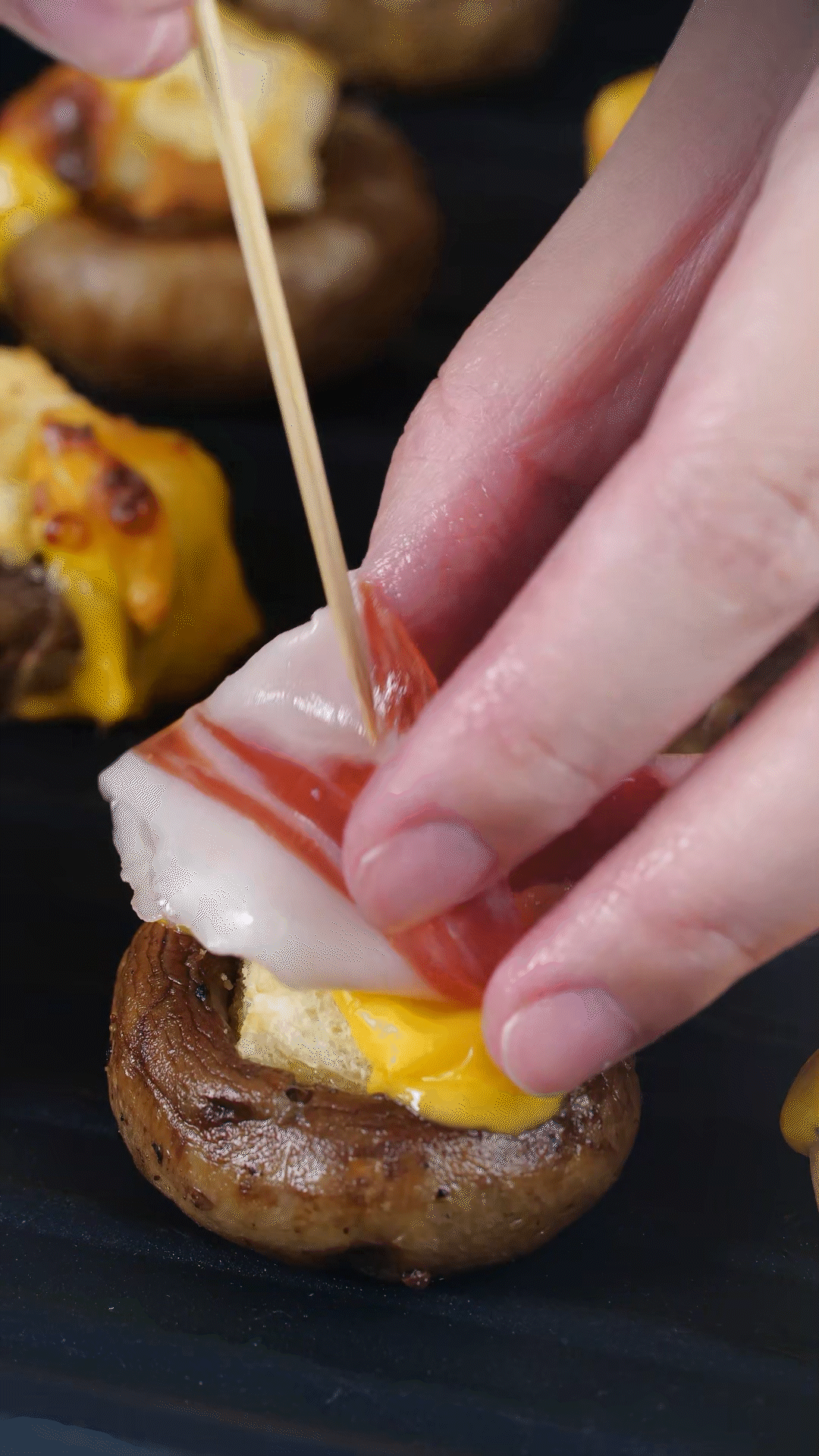 将火腿卷一卷，放在最顶部，插上竹签