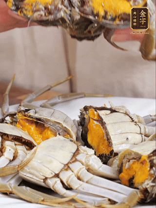 大闸蟹处理干净，一切两半。