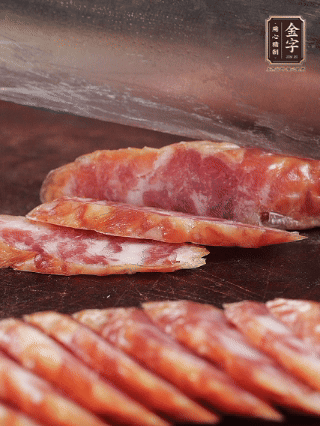 金字香肠切片。