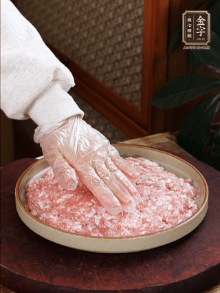 依次铺肉末，码入鸡蛋豆腐，再铺上金字香肠。