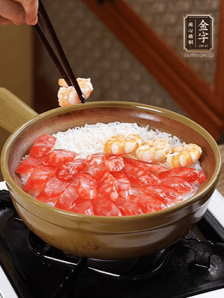 开盖戳几个洞均匀受热，铺腊肠、虾仁，盖盖小火煮5分