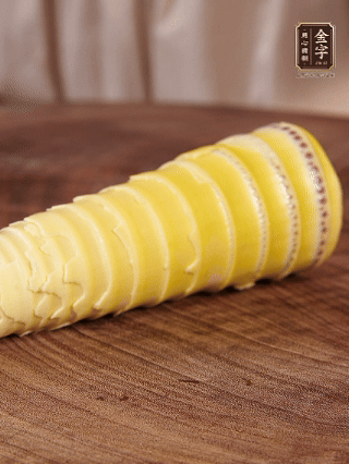 春笋去壳切片，沸水焯30秒