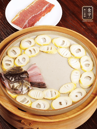 取一个深一点的盘子，按照“春笋垫底、鱼肉居中、火腿盖顶”的顺序摆放。鱼头和鱼尾摆在两端，还原整鱼形状