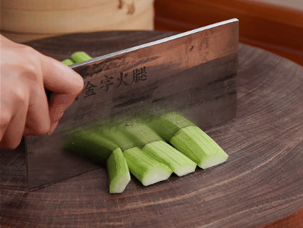 丝瓜去瓤切大块